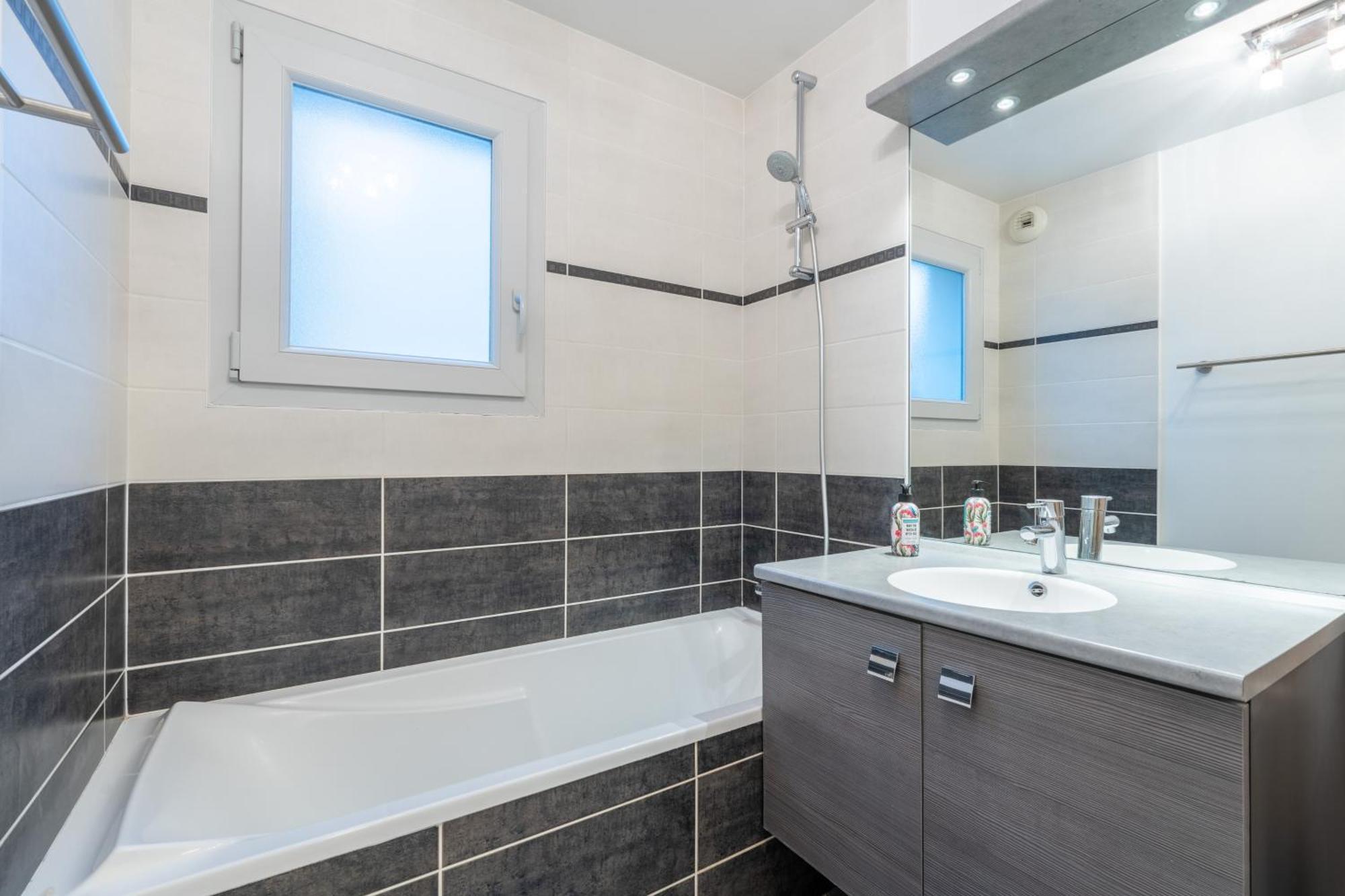Charmant Appartement A 5 Minutes A Pied De La Vielle Ville Annecy Avec Parking Prive エクステリア 写真